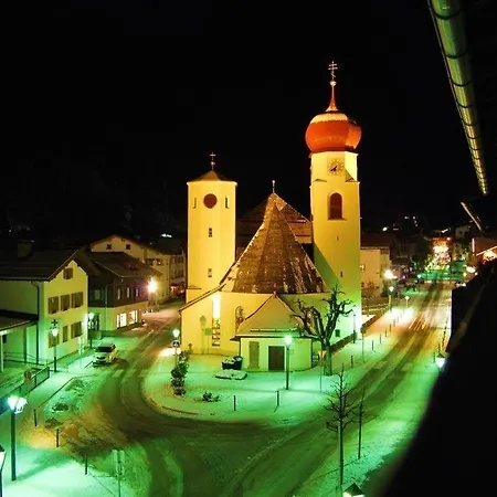 Kirchplatz 3*