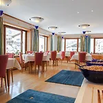 科施广场膳食公寓酒店 3*